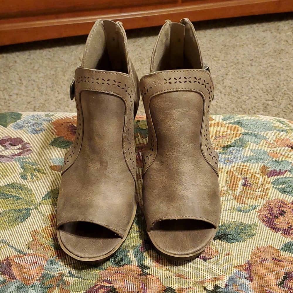 Maurices tan bootie size 7